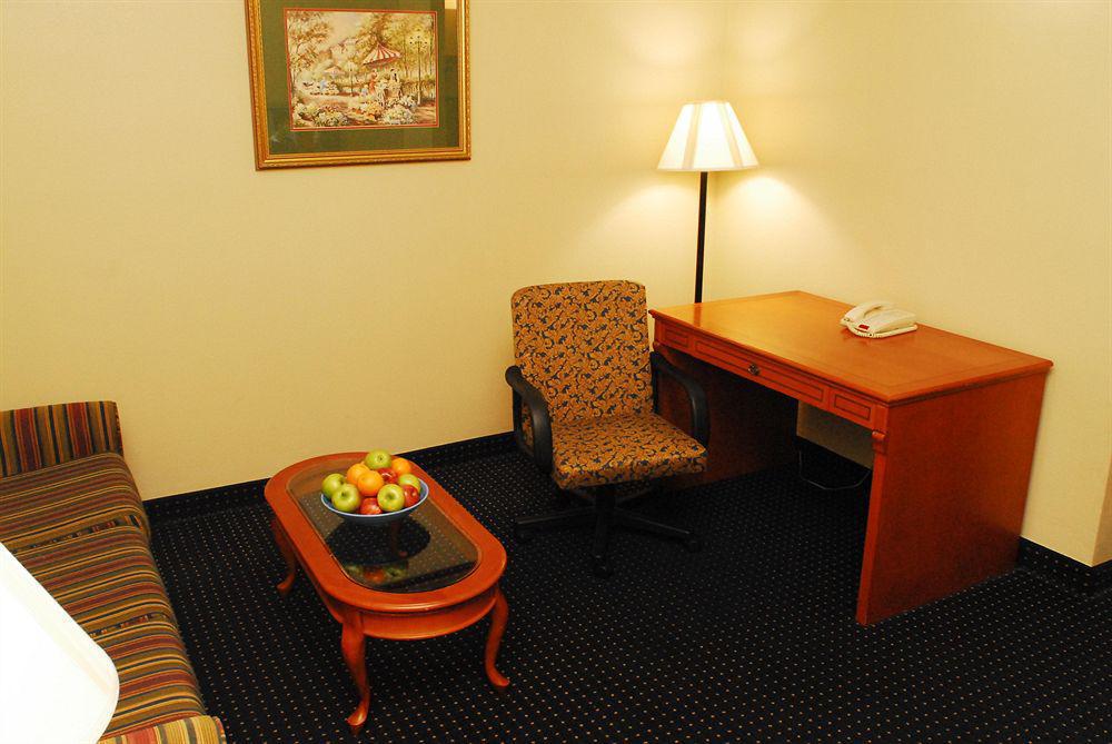 Savannah Gateway Hotel & Suites Τζώρτζταουν Δωμάτιο φωτογραφία